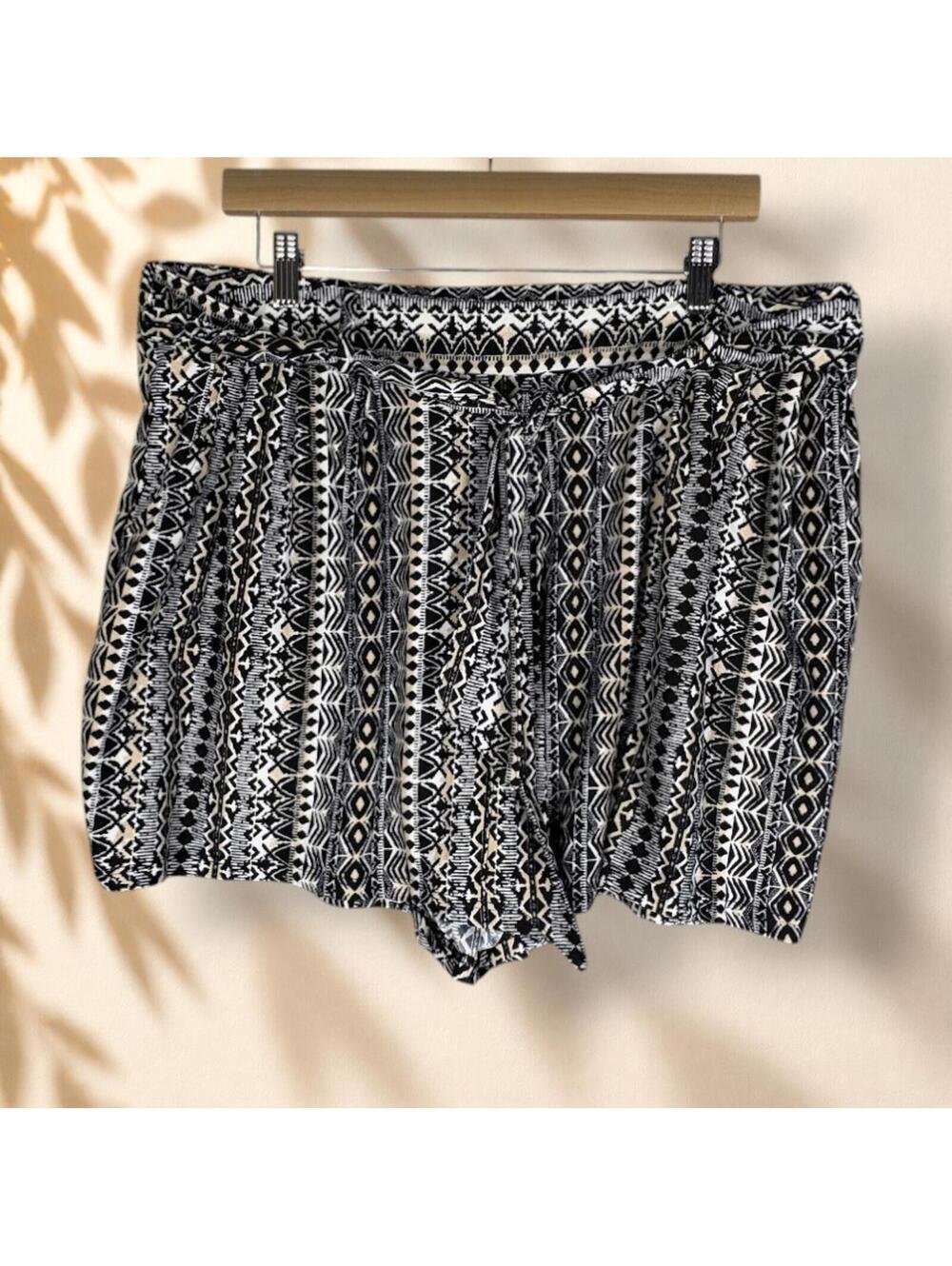 Terra & Sky Shorts Women 1X Plus Black Geometric Belted Chino High Rise Pockets